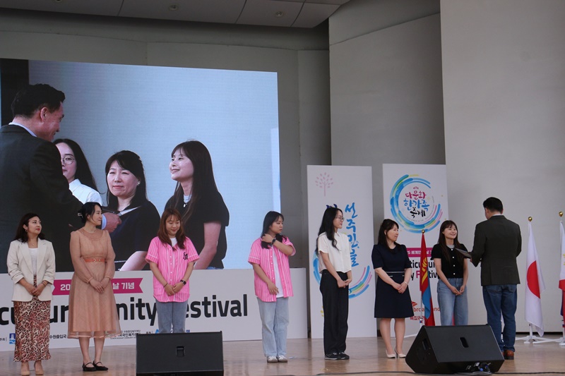 제17회 다문화한가족축제 외국인주민 지원사업 유공자 표창 수상 이미지 3