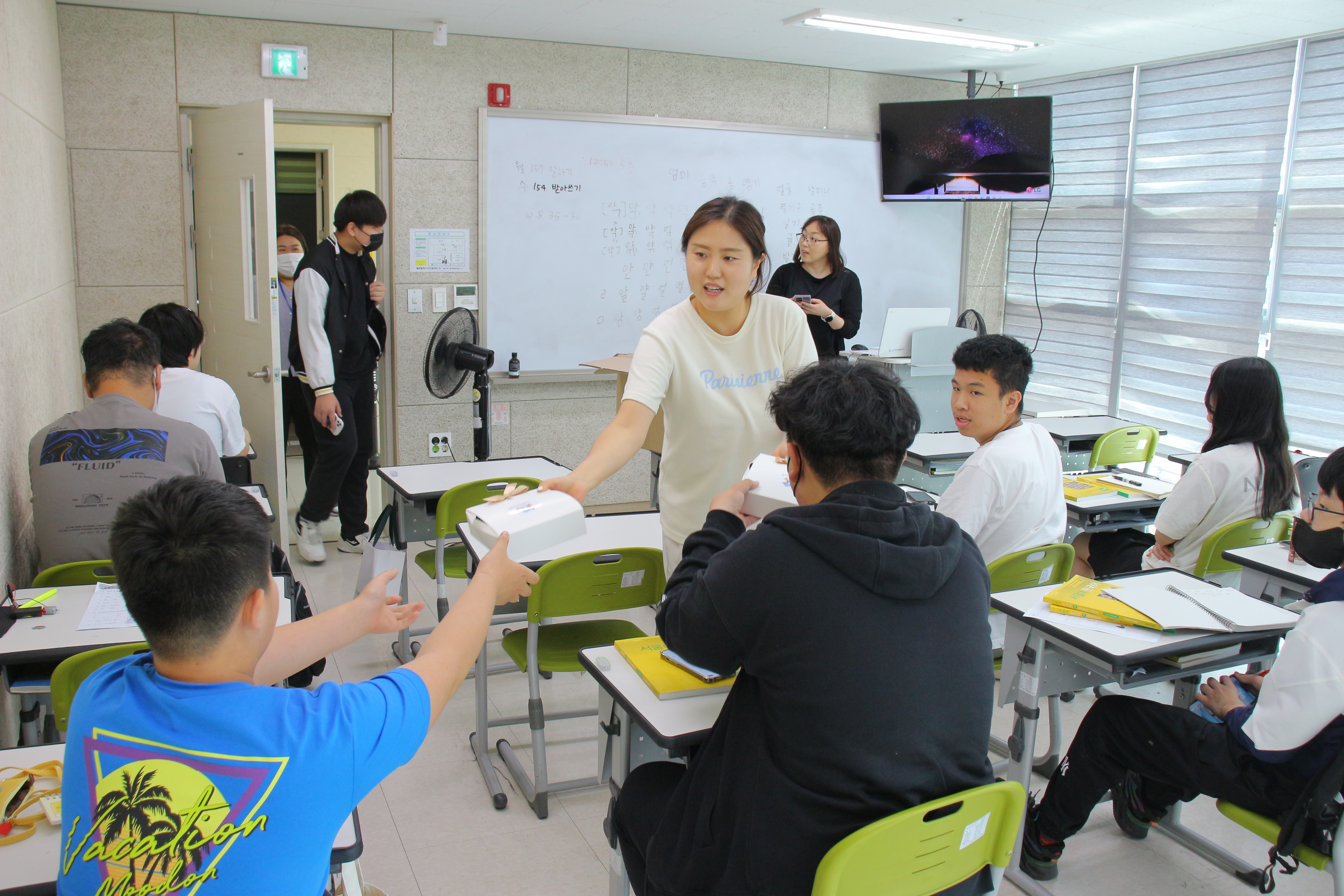 세계인의 날 기념 "세계과자 나눔" 이미지 3