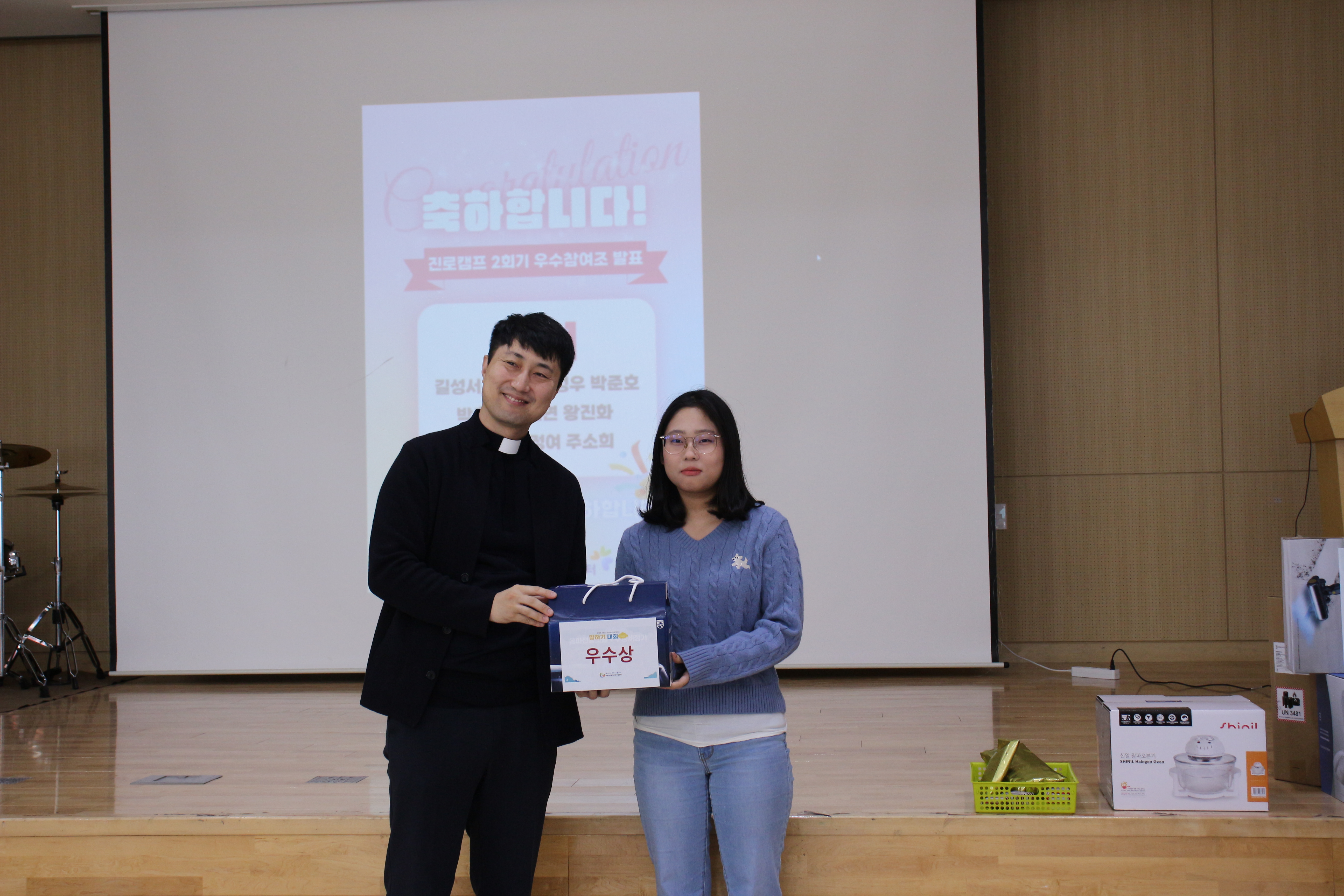제 10회 내외국인이 함께하는 말하기대회 부상 전달 이미지 3