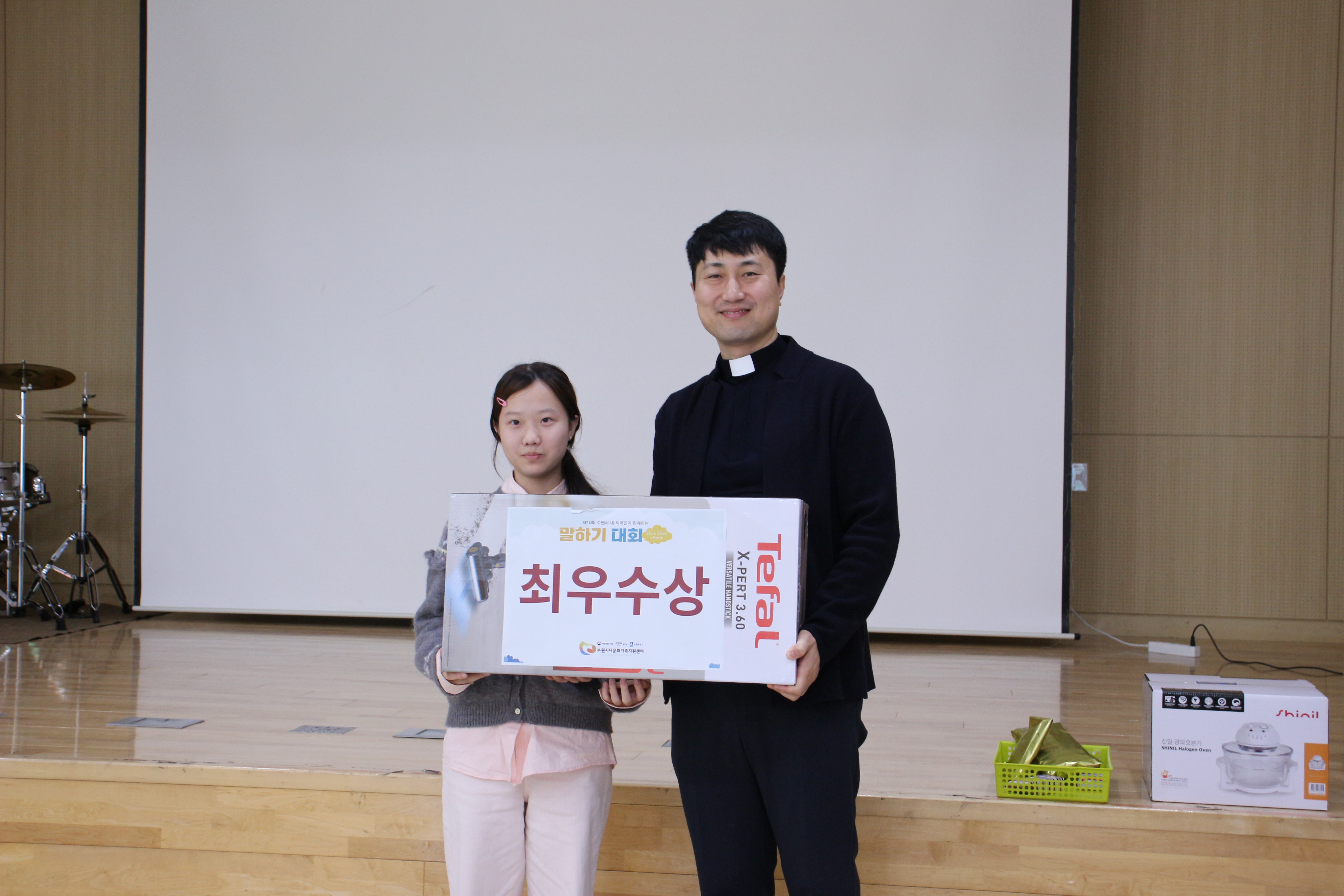 제 10회 내외국인이 함께하는 말하기대회 부상 전달 이미지 2