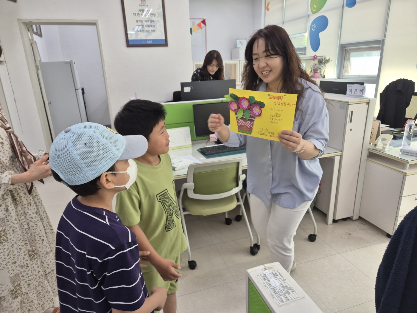 경기 KLS "디딤돌학교" 스승의 날 카네이션 전달 이미지 3